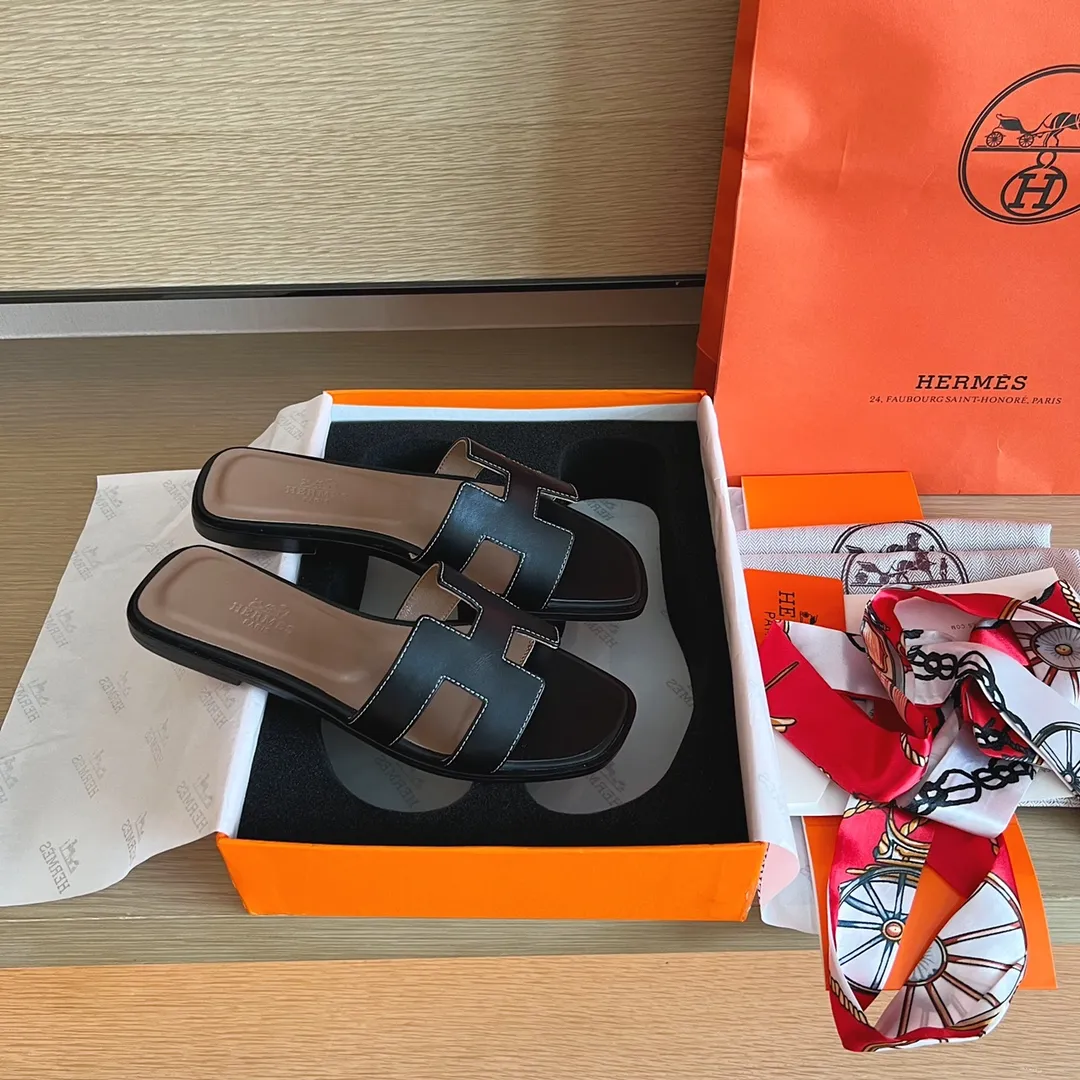 P480👟👟 Hermès) The packaging has been upgraded, and the layout and workmanship materials have been upgraded. Hermes®🔴Handmade Shoes👟👟 👟👟 Product Hermes Slippers🐎 —————————— The 2023 early spring new model is the same as the original version, purely handmade by masters! ❥High-end customization, exclusive products, industry❥Using: Hermers upper: Italian imported cowhide + original custom-grade Australian sheepskin feet + genuine leather outsole (pursuing walking comfort) 👟👟 ~~〰〰〰〰❥ Packaging: ✔🚦Pay attention to the exclusive packaging 〰Original quality on sale━━━━Hermes━━━━━ size: 35-40 (34.41.42 custom-made, non-refundable)